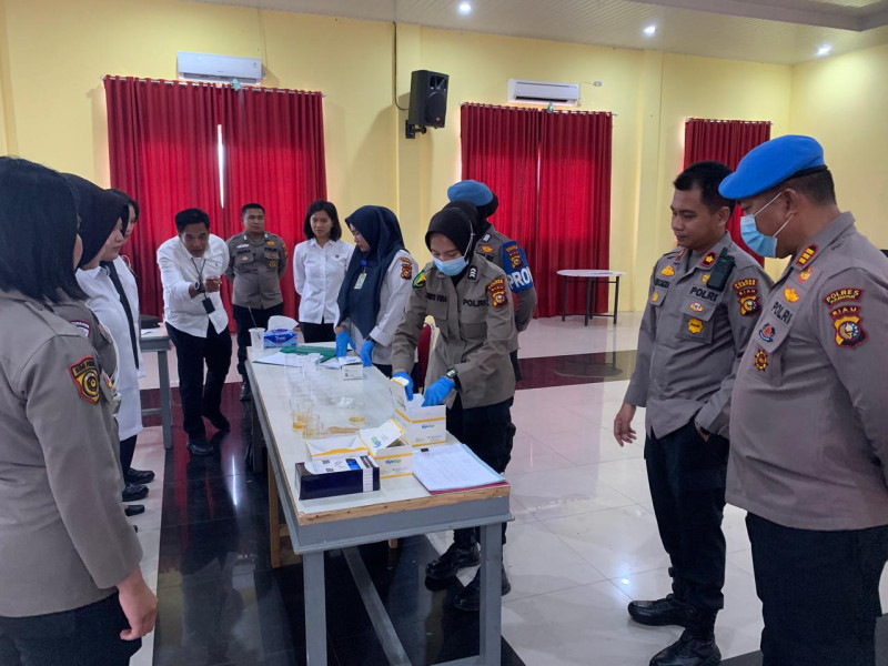 Jelang Hari jadi ke 76, Polwan Polres Kampar Ikuti test Urine